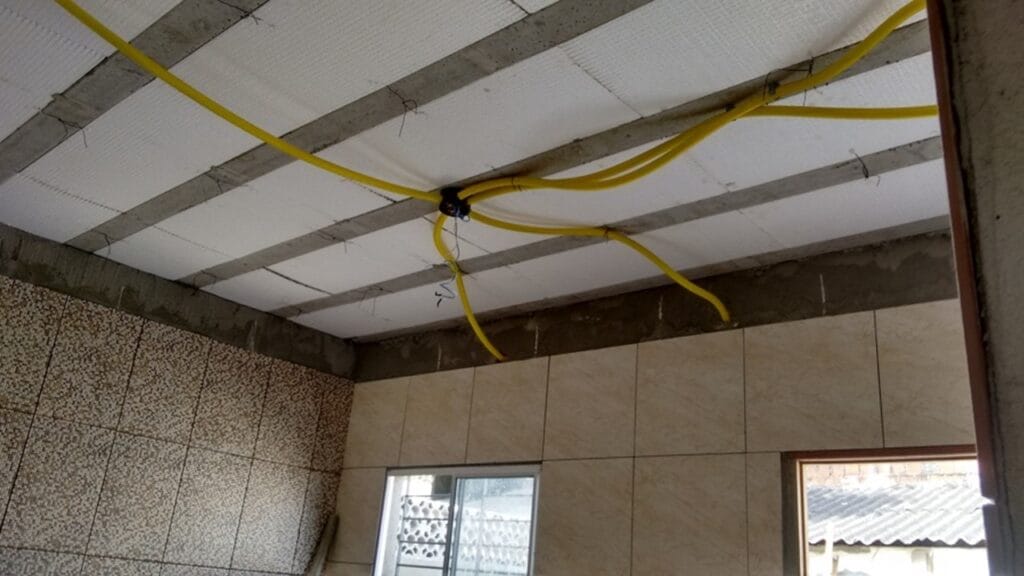 Caixa de passagem elétrica no teto