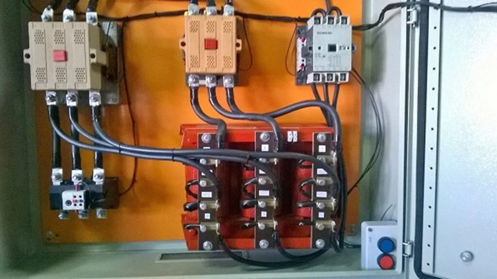 Ligação de chave de partida compensada com autotransformador